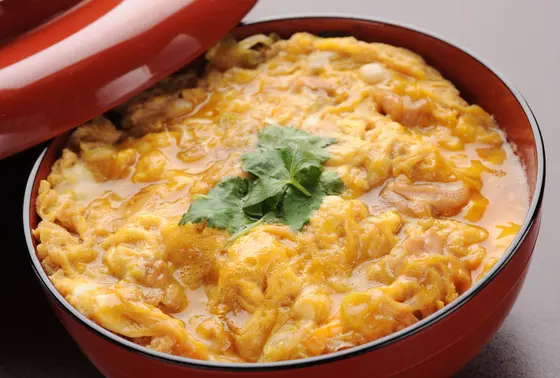 別邸の名物はランチの「親子丼」!?