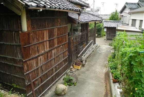 路地は狭くややこしい