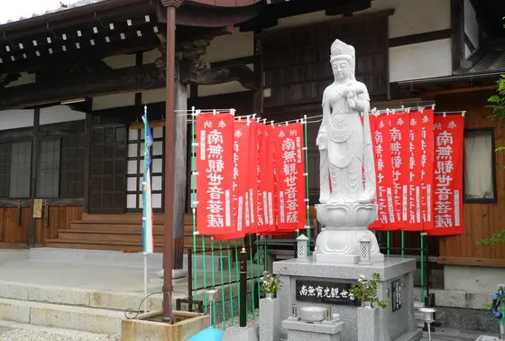 参拝は本堂へ