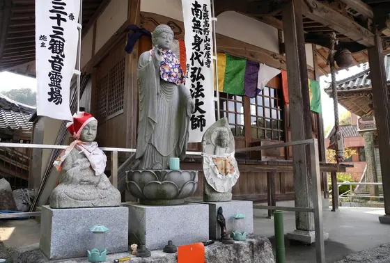 本堂は東向き