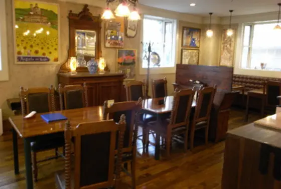 お寿司屋さんなのに、なぜか店内の装飾は純ヨーロピアンテイスト