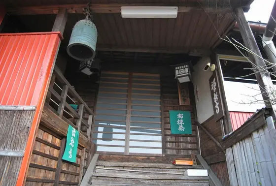 なかなか味がある山門