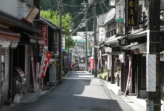 道の両側にお店がズラリ