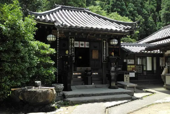 実は北向きの本堂