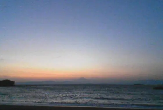海辺の夕日を眺めてデート終わり。