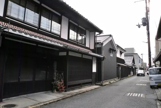 飾り気がない古い町