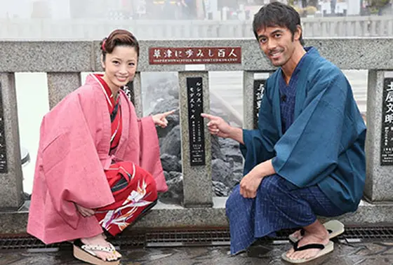 「テルマエロマエ２」のロケにて。主演の阿部寛さんと上戸彩さん。