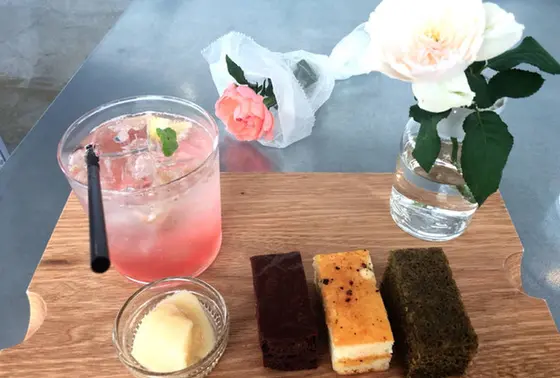 食用の薔薇もあります。