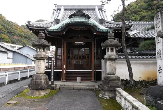 道路向かいに圓龍寺