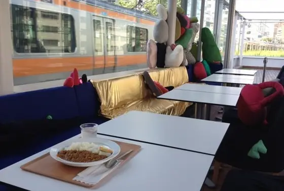 すぐ横を電車が走る抜ける　　カフェ！