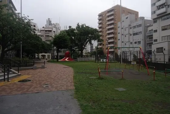 すぐ近くにたこ公園があります。