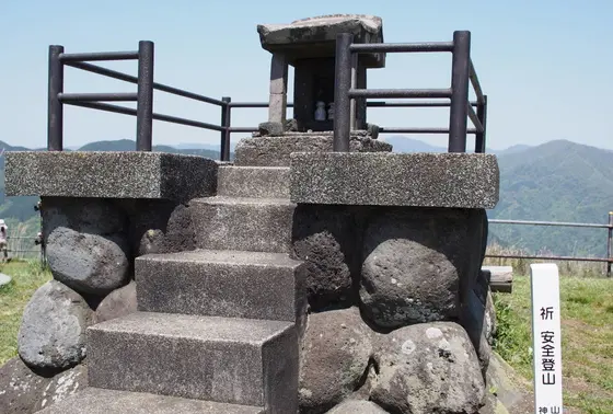 山頂で下山の安全祈願