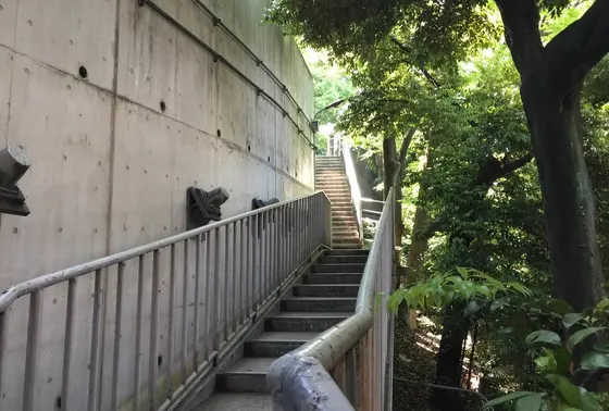 裏から出ましょう