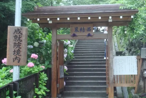 境内の拝観料はありません。