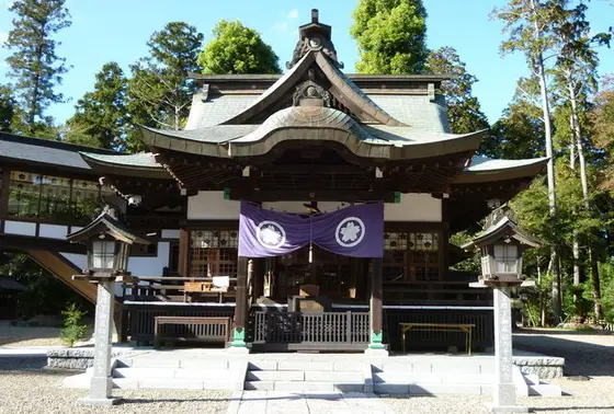 荘厳な佇まいの本殿・拝殿