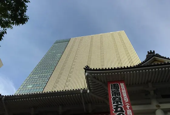伝統の歌舞伎座の上に