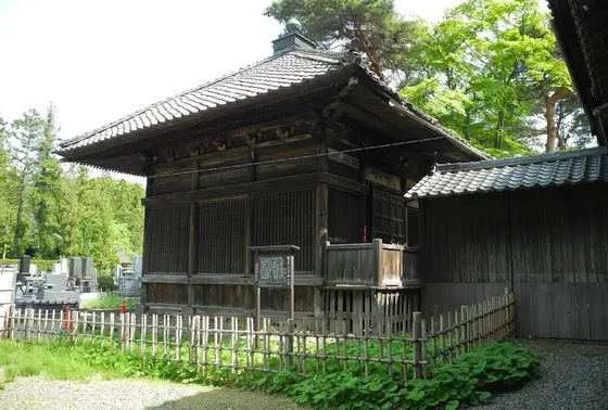 本堂裏には開山堂