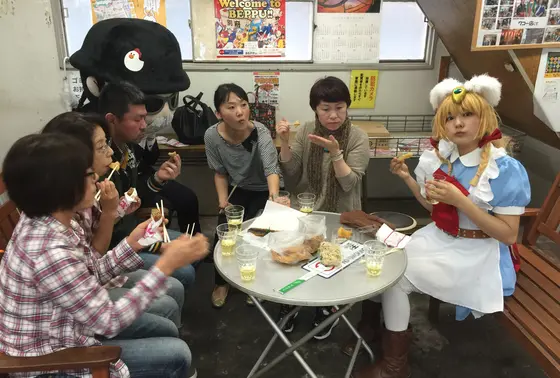 店の前のテーブルでイートイン出来ます。