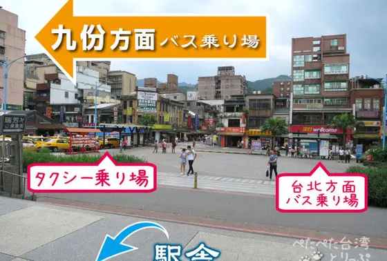駅前から左手へ