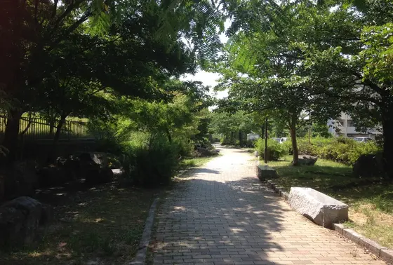 ニューリバー公園　ベンチ