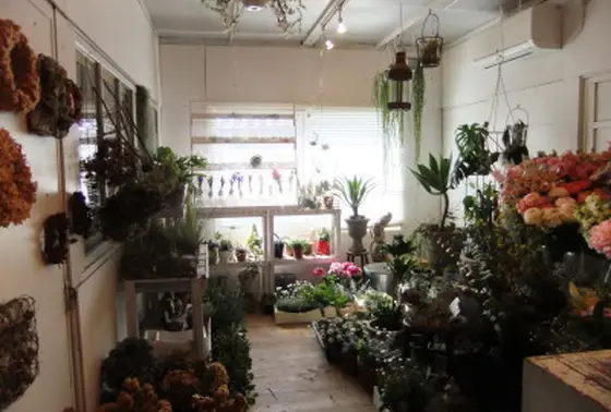 一階の奥にはお花屋さん