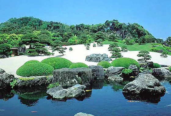 遠近法で遠くの山々もすべて庭園の風景のひとつとして考えられています