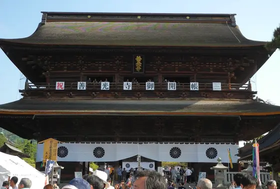 堂々とした山門