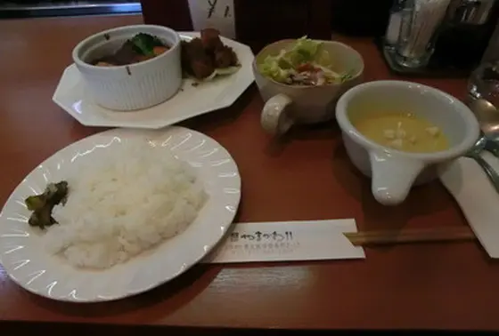 チキン、ハンバーグ、ステーキなどが楽しめる。