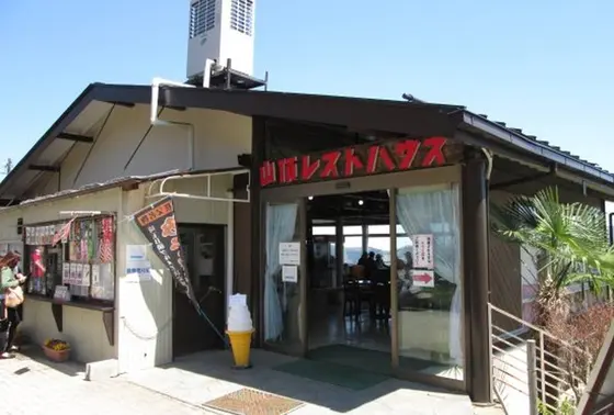 山頂には眺めの良さそうなレストハウス