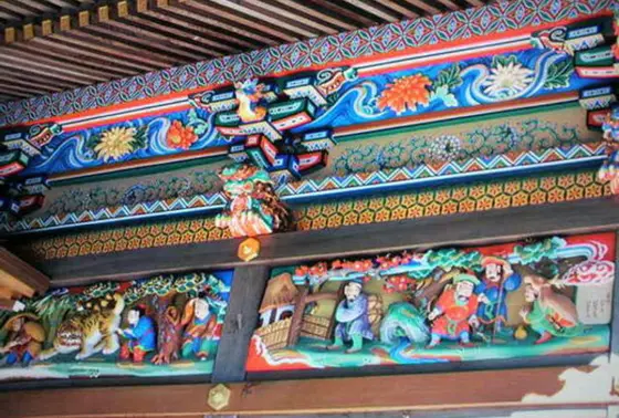 カラフルな装飾が見応えあり