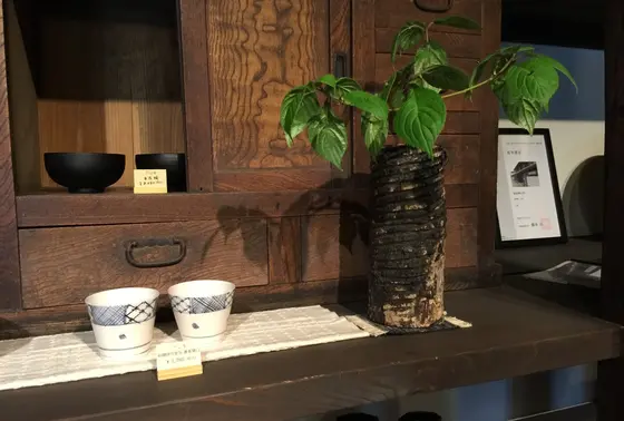 漆の木を植えるところから、役目を終えた木の再利用まで