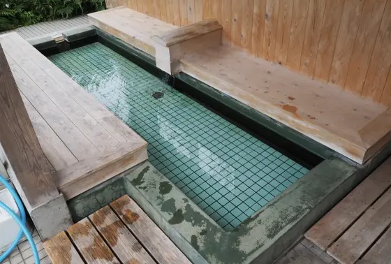 伊豆文邸の足湯（無料）、ちょっと熱いかも