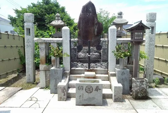 荒木又右エ門の墓所前