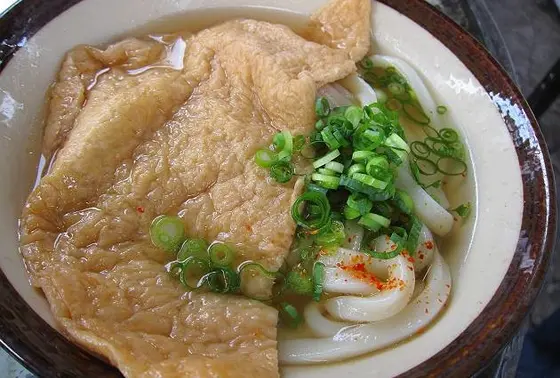 丼からはみ出すほど大きい人気の油揚げ！