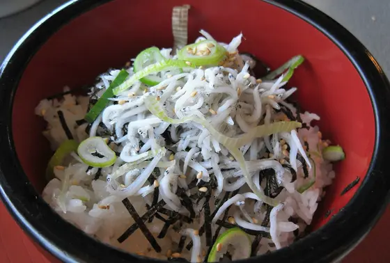 名物のしらす丼も食べてみる