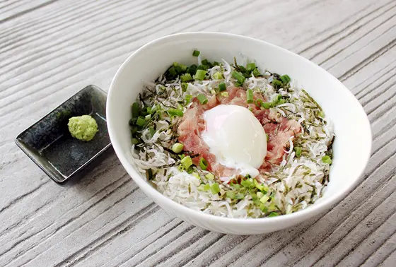 食堂でしらす丼を♡