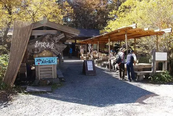 屋根付きの外のテーブルでいけすの岩魚を眺めながらご飯いただきましょう。