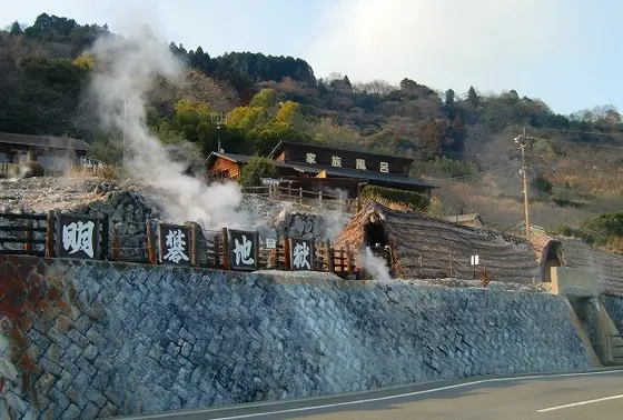 隣の明礬地獄にも行ってね。