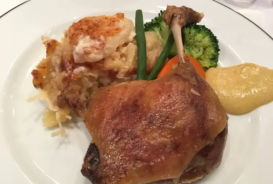 鴨もも肉のコンフィ　レンズ豆添え