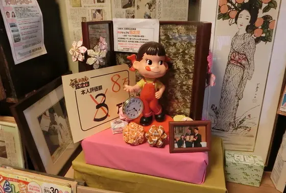 当店の看板娘「不二家のぺこちゃん人形」が登場