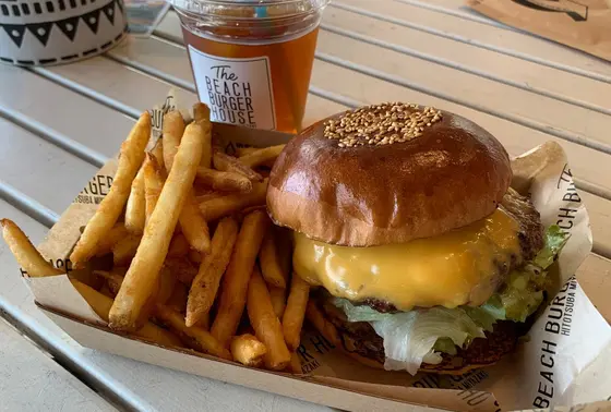 The BEACH BURGER HOUSEのハンバーガーとポテト