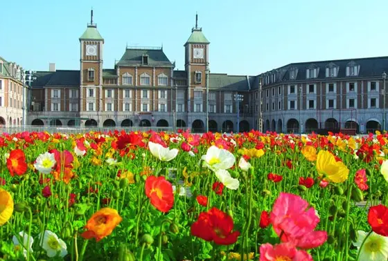 オランダ国立美術館を模した「神戸ホテル フルーツ・フラワー」前のイベント広場の花壇
