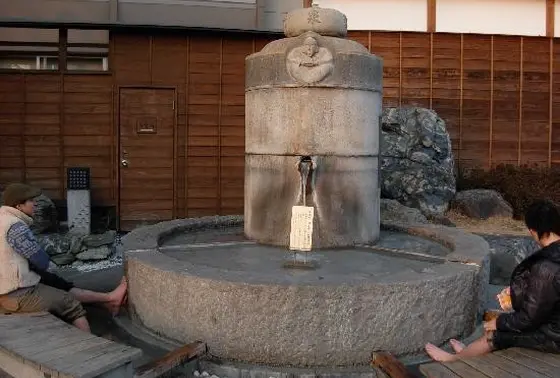 時計の麓の足湯。