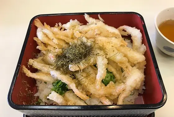 昼食は、ホテル立山名物「白えびかき揚げ丼」