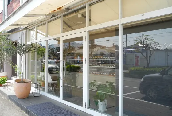 駐車場も店内も狭め