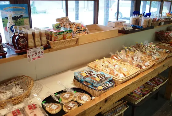 お弁当やパンも買えます