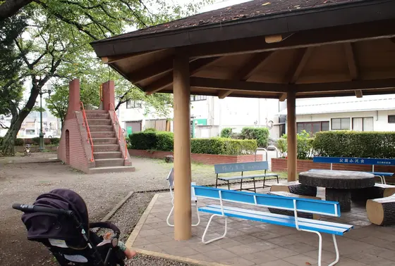 屋根付きのベンチ