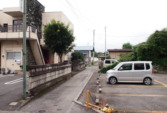 細い路地の先に