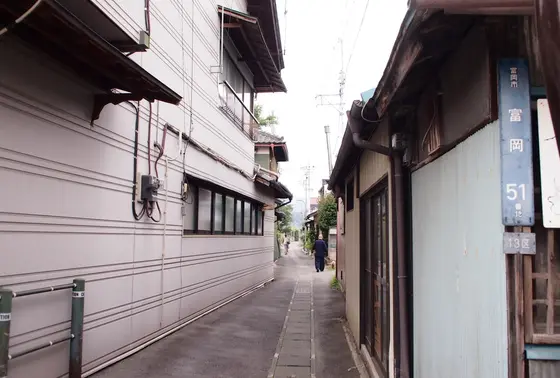 富岡製糸場前の城町通りから・・・