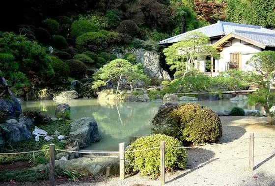 境内の中の庭園